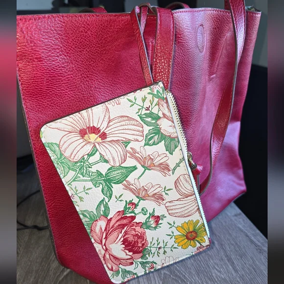 Red tote bag with attached floral clutch - Picture 5 of 10